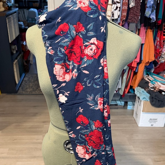 LuLaRoe Pants - LuLaRoe Floral TC Leggings - Red and Blue
